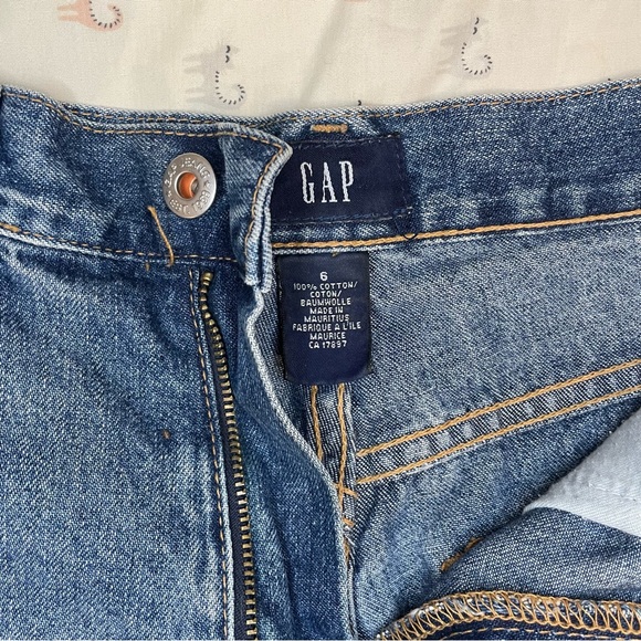 Size 4 Gap Denim Shorts - Picture 3 of 7